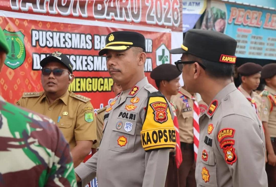 Kapolres Muba AKBP God Parlasro Sinaga bersama Camat Bayung Lencir saat meninjau Jalintim Palembang-Jambi. (Dok. Polres Muba)