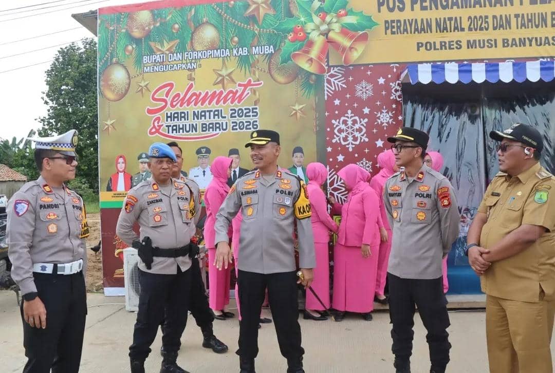 Kapolres Muba AKBP God Parlasro Sinaga bersama Kapolres Muaro Jambi AKBP Heri Supriawan saat meninjau Jalintim Palembang-Jambi. (Dok. Polres Muba)
