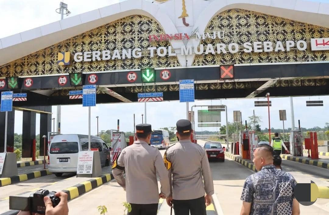 Kapolres Muba AKBP God Parlasro Sinaga bersama Kapolres Muaro Jambi AKBP Heri Supriawan saat meninjau Jalintim Palembang-Jambi. (Dok. Polres Muba)