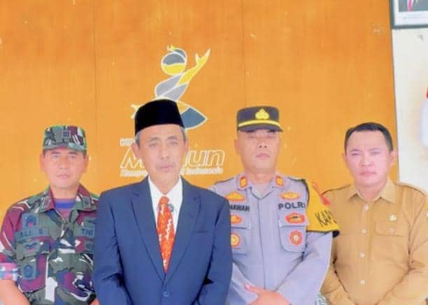 Camat Madiun, Muhsin didampingi Kapolsek Nglames, perwakilan Rame Madiun, serta Pemerintah Desa Gunungsari meminta maaf atas penghentian diskusi bedah buku Riset Indonesia. IDN Times/Istimewa.