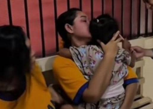 Balita berusia 3,5 tahun ini diizinkan Polisi bertemu ibunya di sel tahanan Mapolres Madiun. IDN Times/Istimewa.