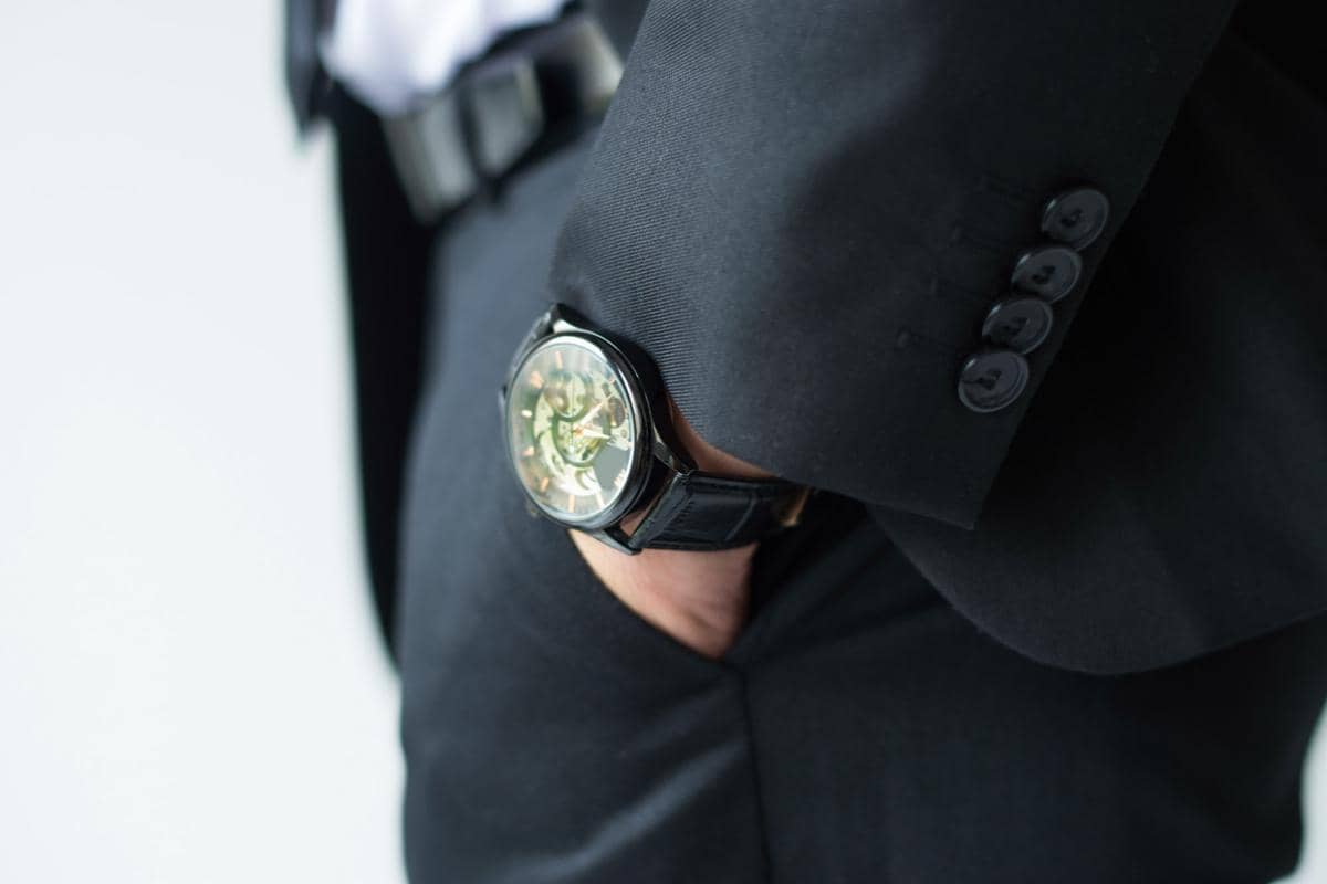 ilustrasi jam tangan pria