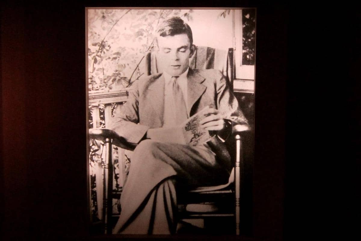 Potret Alan Turing