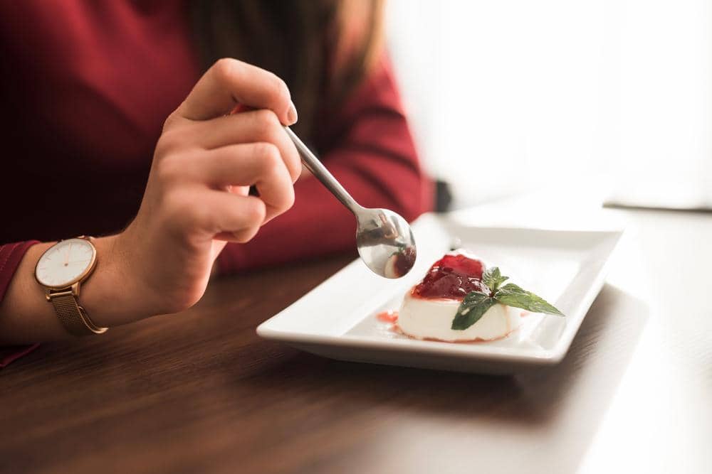 ilustrasi memakan dessert