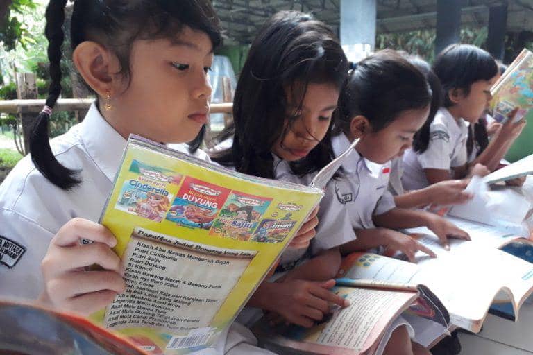 Siswa SD sedang membaca buku