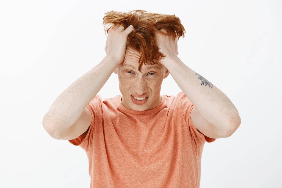 ilustrasi pria dengan potongan rambut tidak cocok