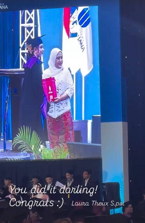 Laura Theux Wisuda S1, Raih Predikat Cumlaude (instagram.com/laura_theux)