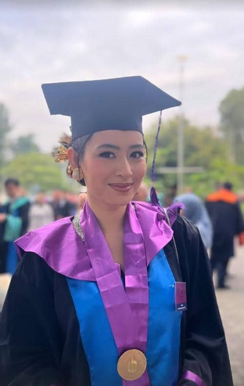 Laura Theux Wisuda S1, Raih Predikat Cumlaude (instagram.com/laura_theux)