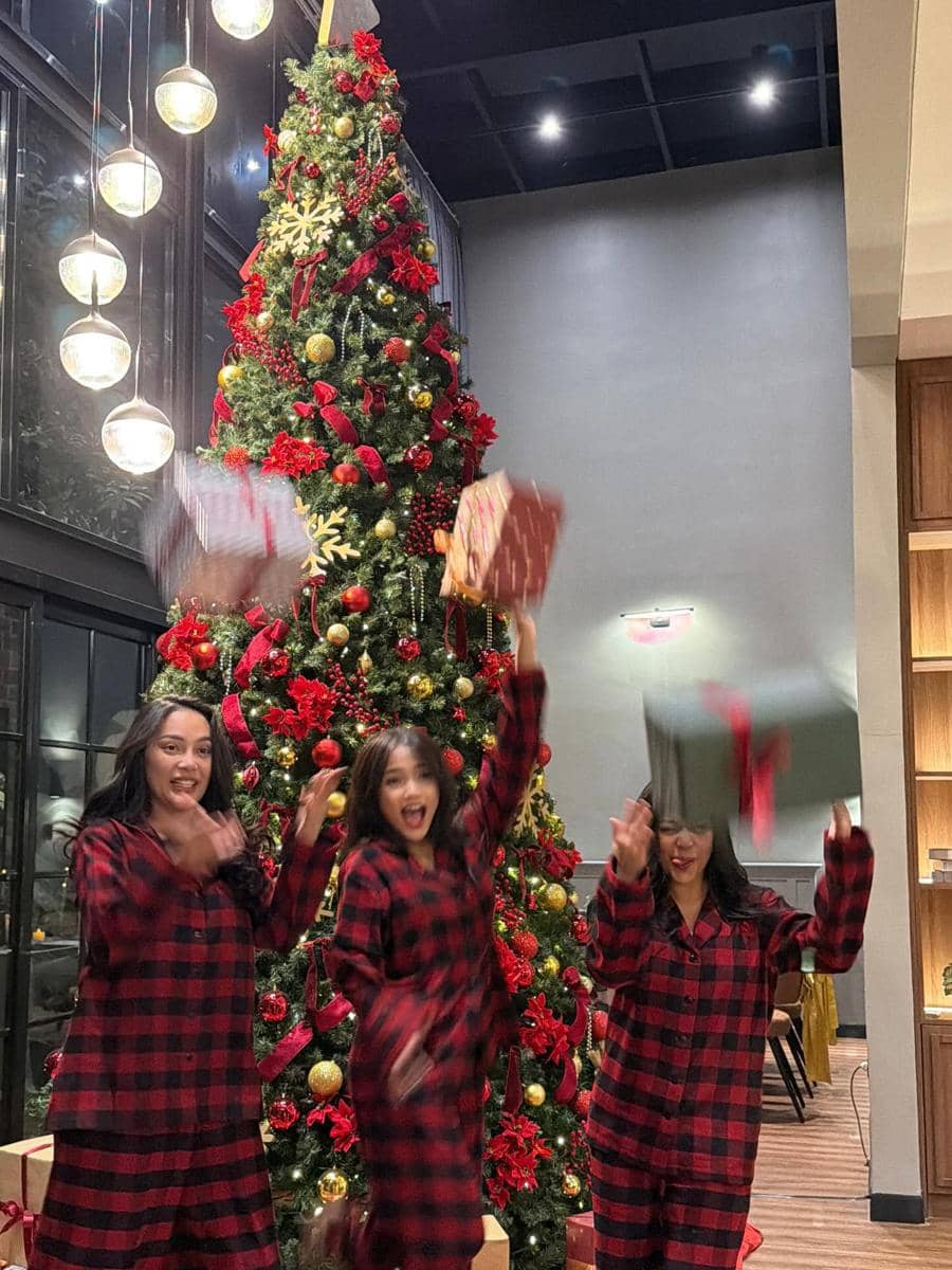 Pemotretan Natal Erika Carlina, Rachel Vennya dan Fuji (instagram.com/eri.carl)