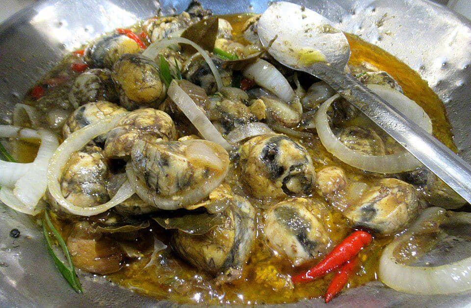 variasi hidangan balut yang dipadukan dengan bumbu khusus