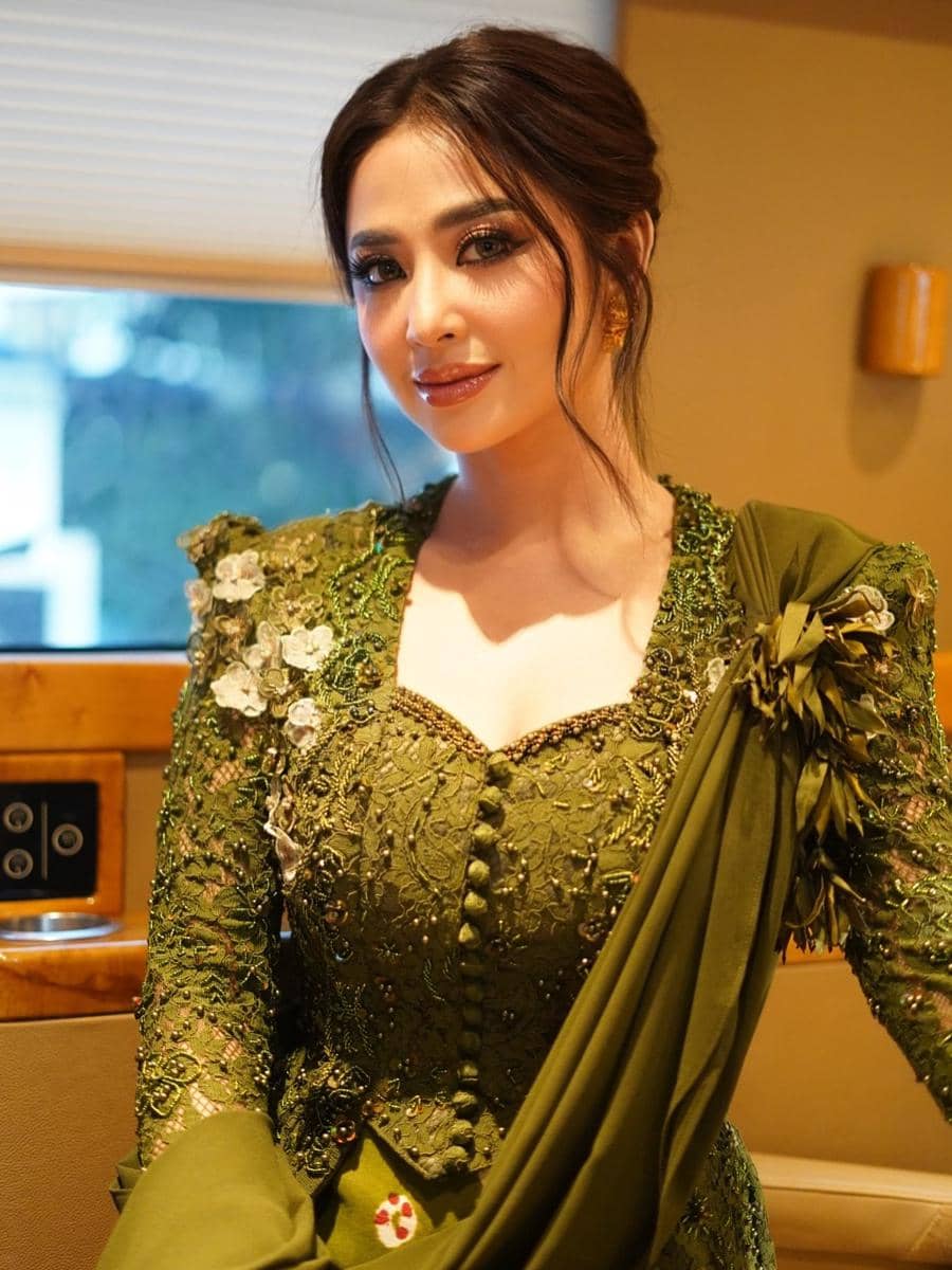 ide makeup look buat kondangan ala Dewi Perssik 