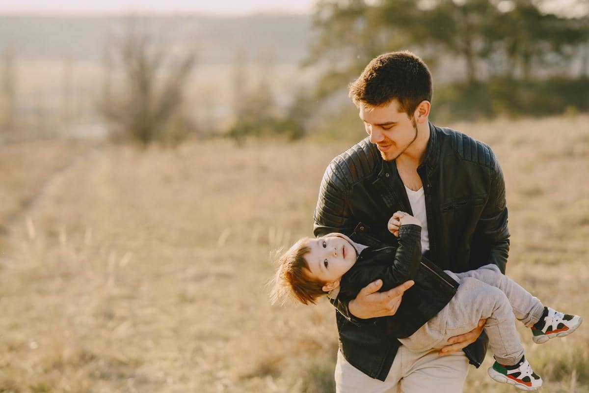 menyayangi anak kecil