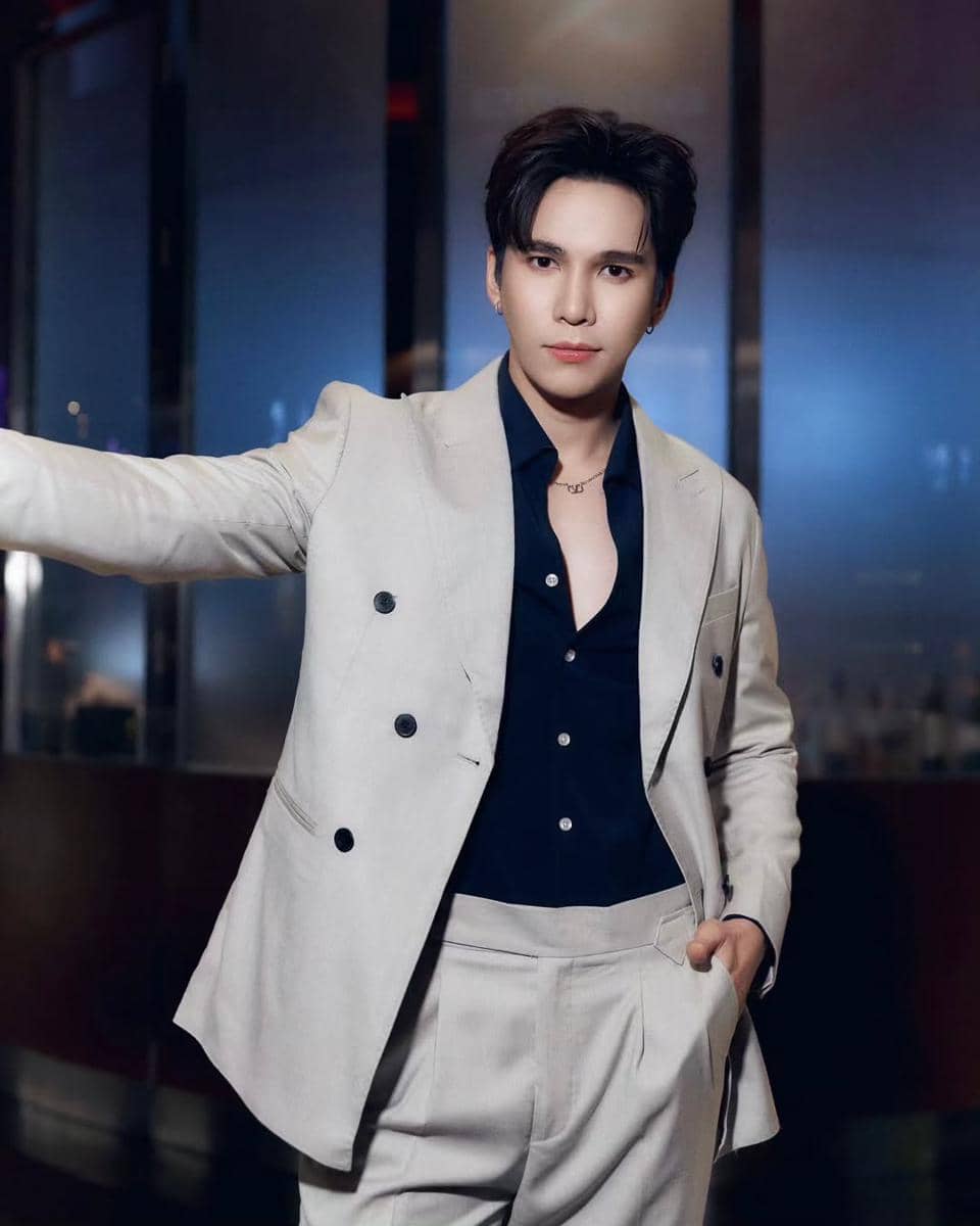 OOTD Natal Elegan ala Max Kornthas