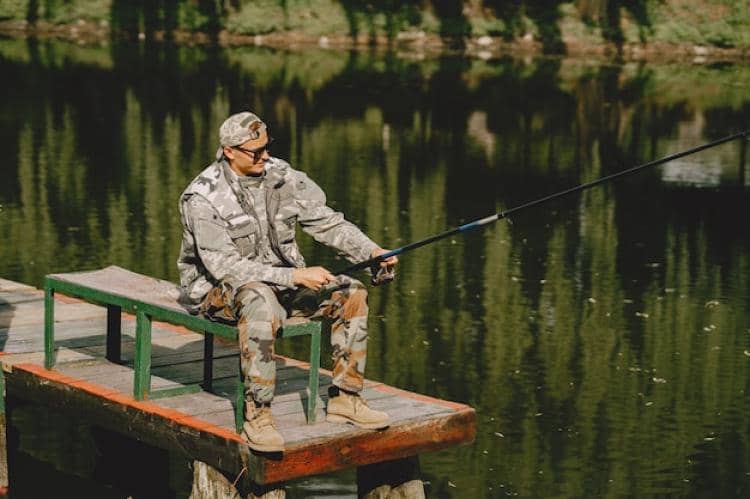 ilustrasi pria dengan hobi memancing