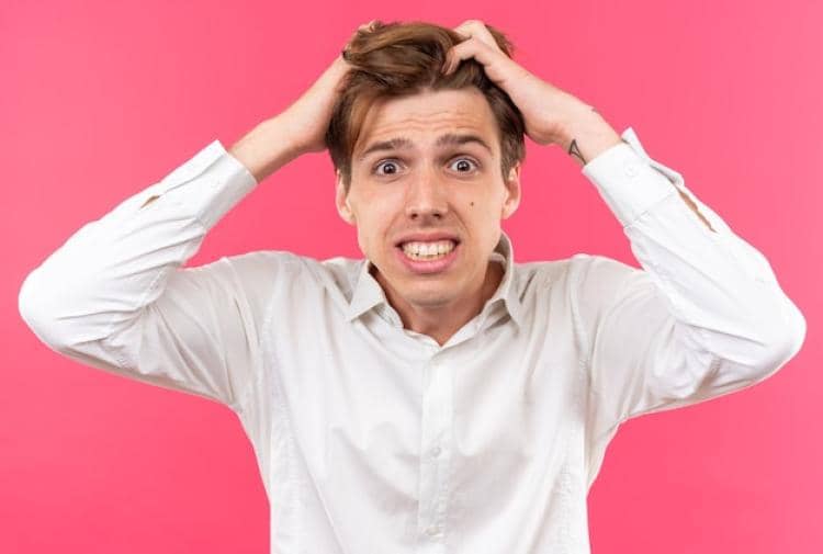 ilustrasi pria dengan potongan rambut tidak cocok