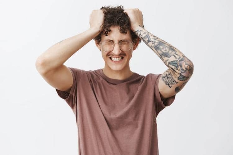 ilustrasi pria dengan potongan rambut tidak cocok