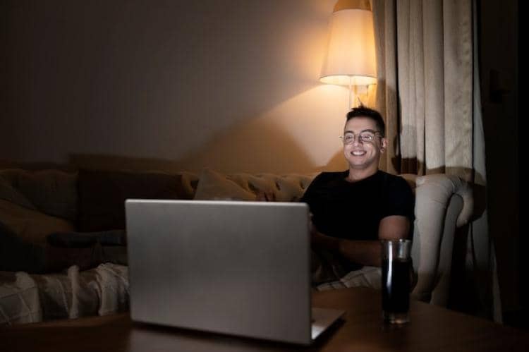 ilustrasi pria menghabiskan malam tahun baru di rumah