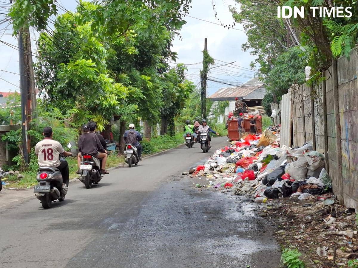 Tumpukan sampah liar terlihat di pinggir jalan (Dok. IDN Times)