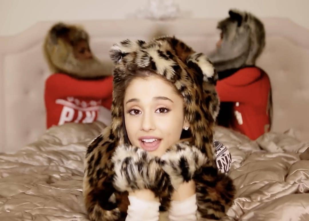 Ariana Grande dalam musik video "Santa Tell Me" 