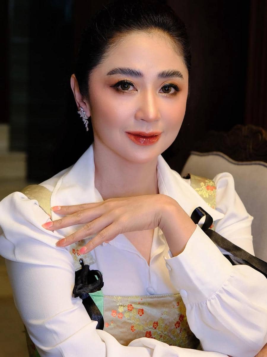 ide makeup look buat kondangan ala Dewi Perssik 