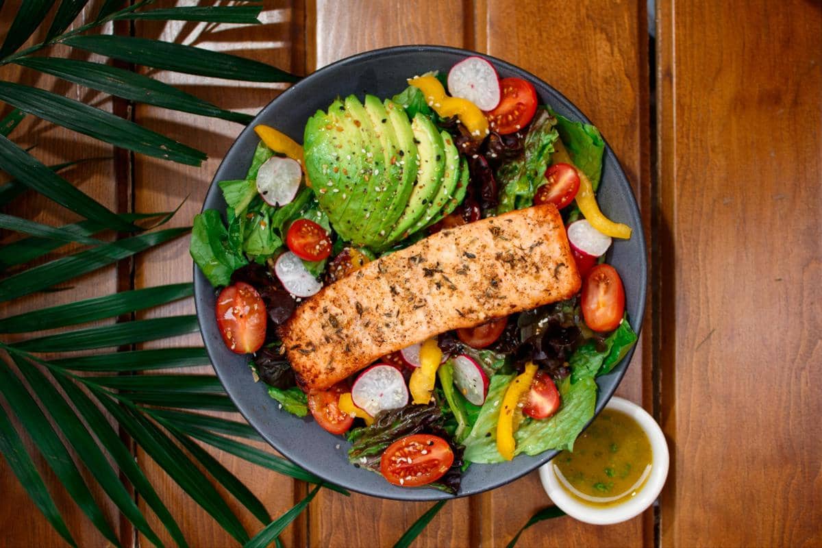 ilustrasi sepiring salad