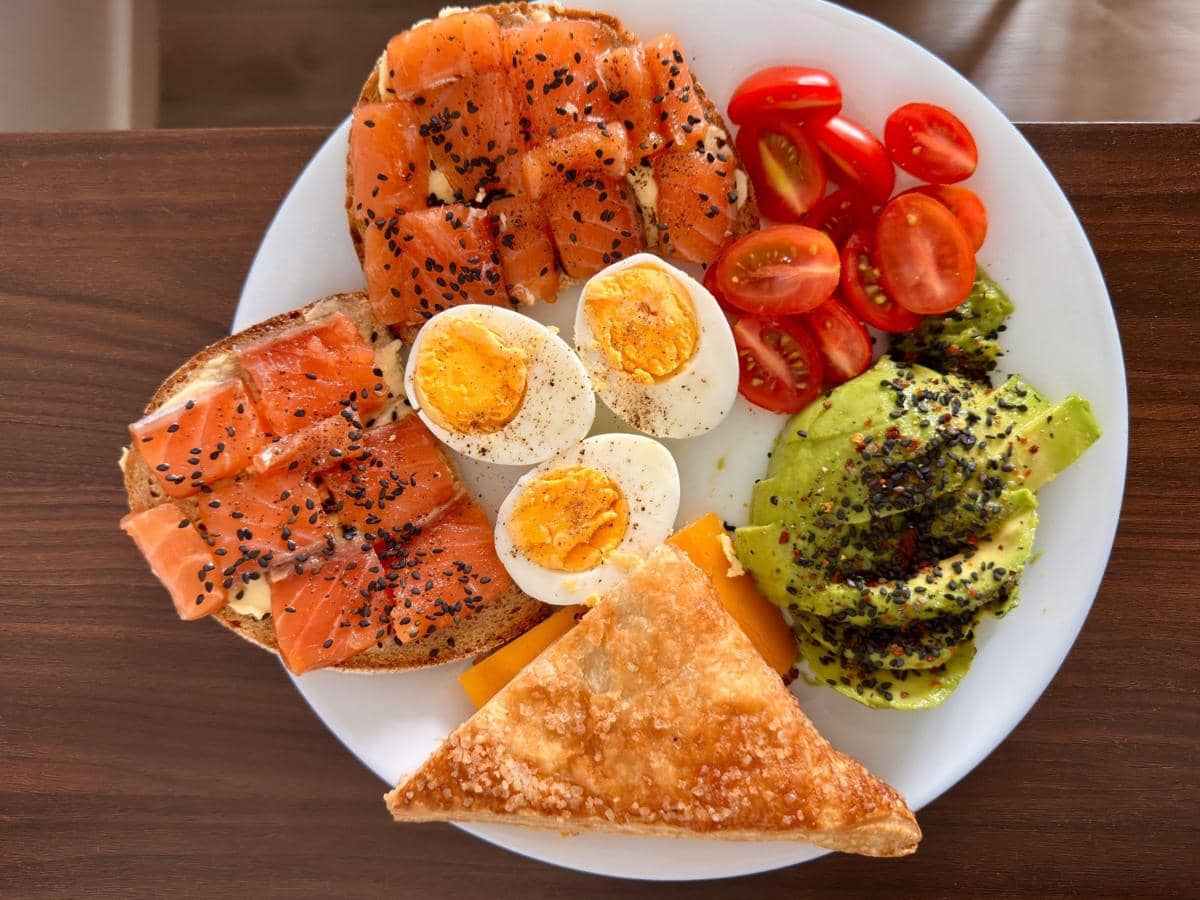 Hidangan telur dan salmon untuk sarapan