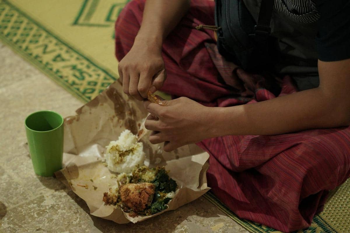 ilustrasi nasi padang yang dibungkus