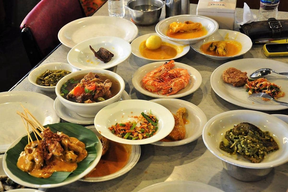 ilustrasi nasi padang yang makan di tempat