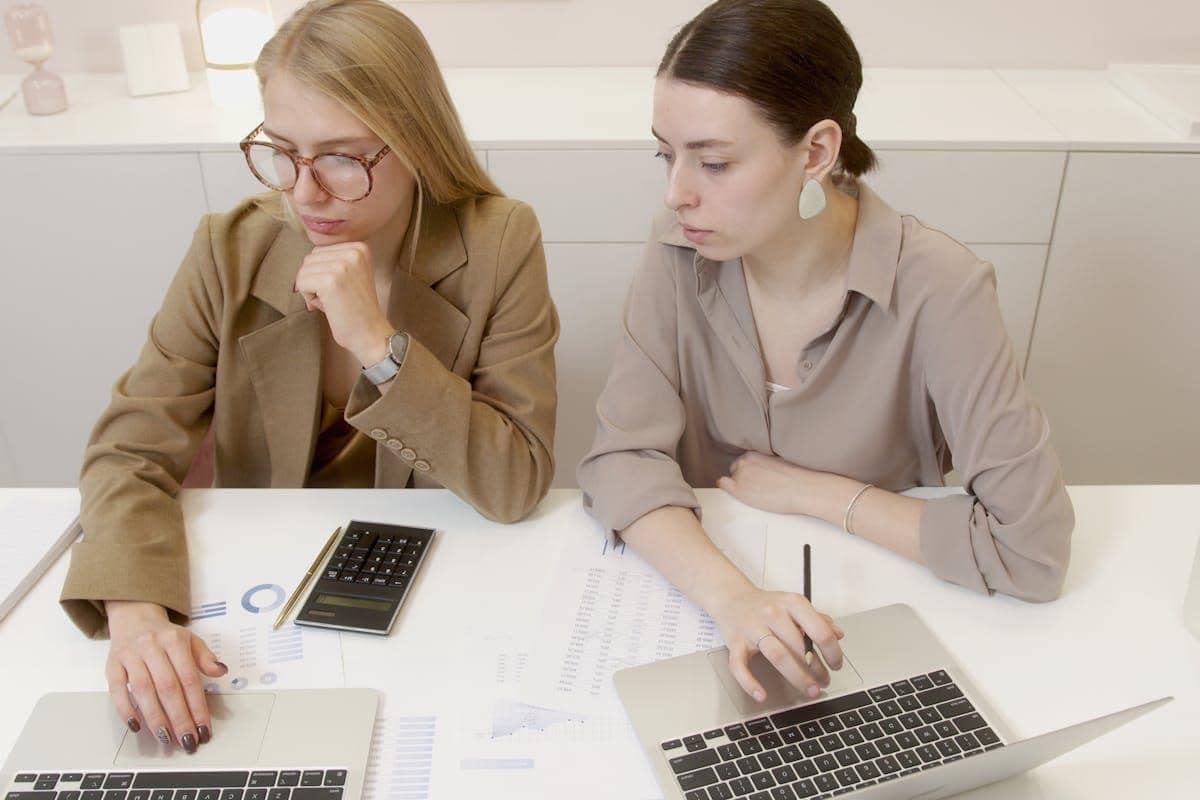 ilustrasi account payable/account receivable specialist 