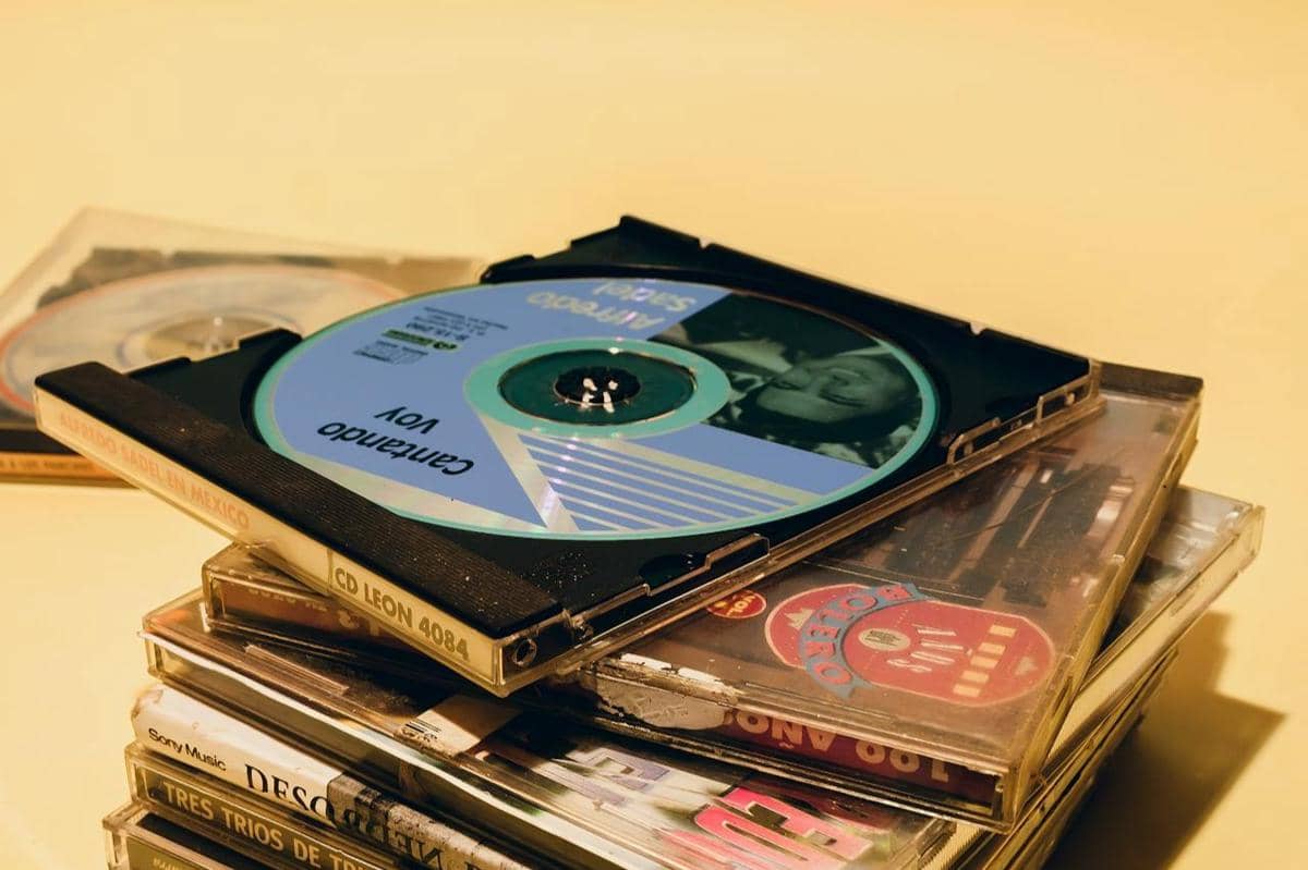 ilustrasi tumpukan album dalam format CD 