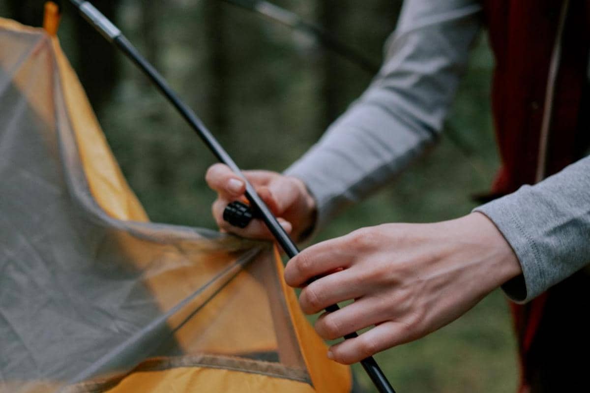 ilustrasi tips memilih tenda gunung ringan untuk traveling