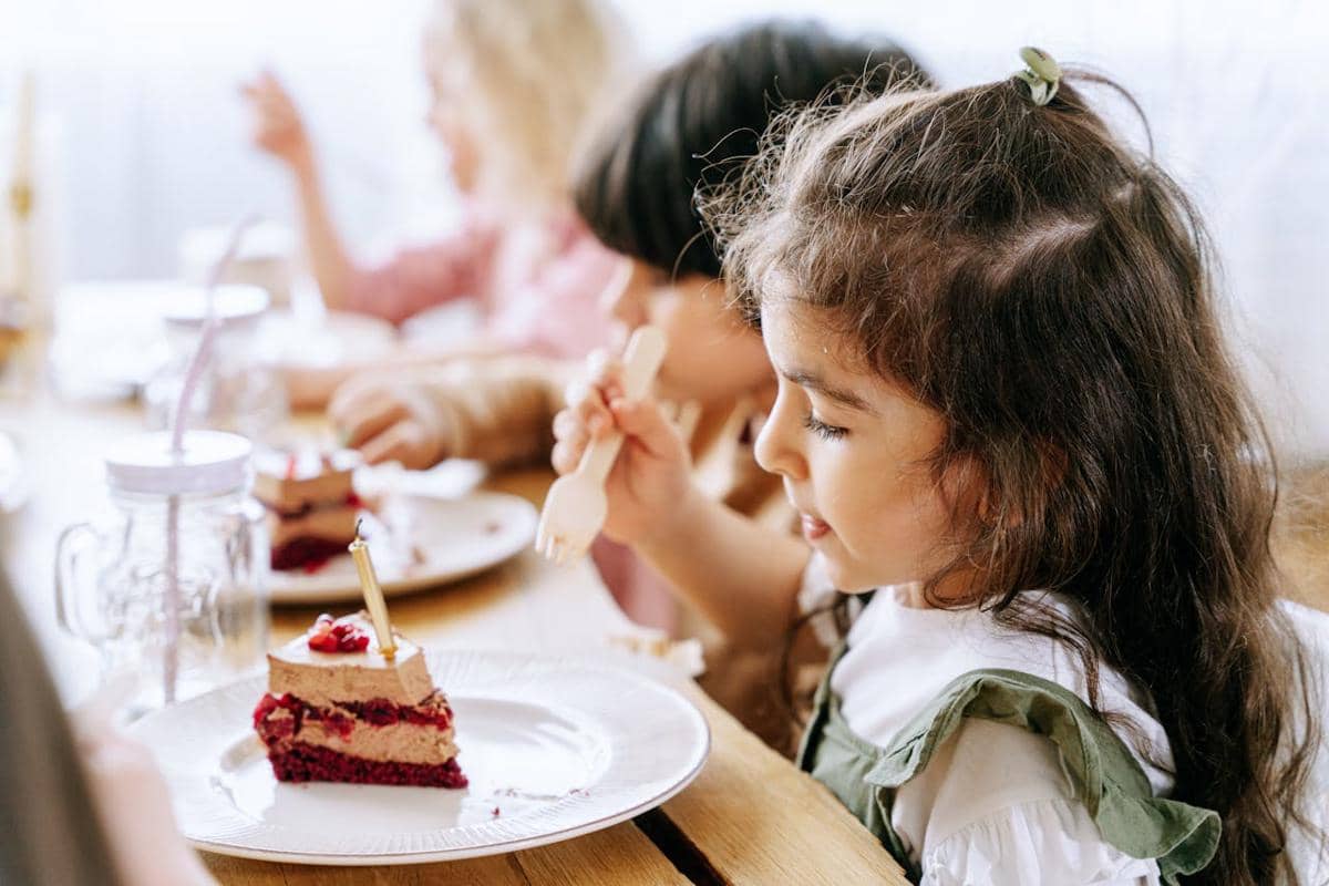 ilustrasi memakan kue