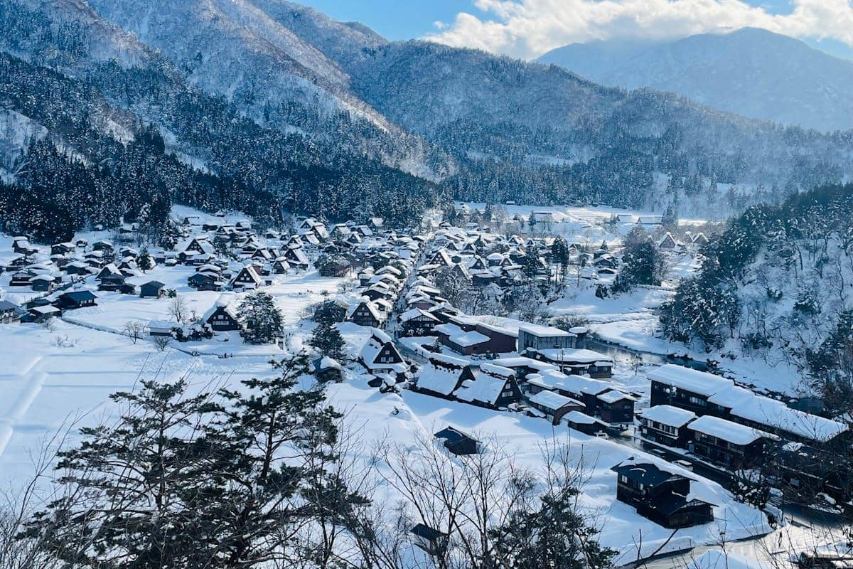 ilustrasi desa Shirakawa-go