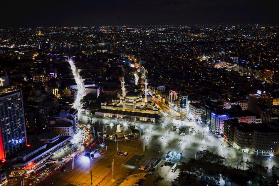 Foto udara Taksim Square saat malam