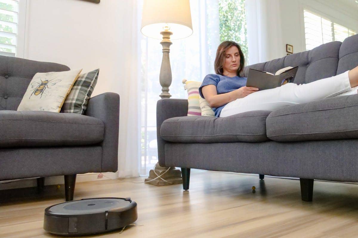 ilustrasi tren dekorasi interior rumah minimalis modern tahun 2026 