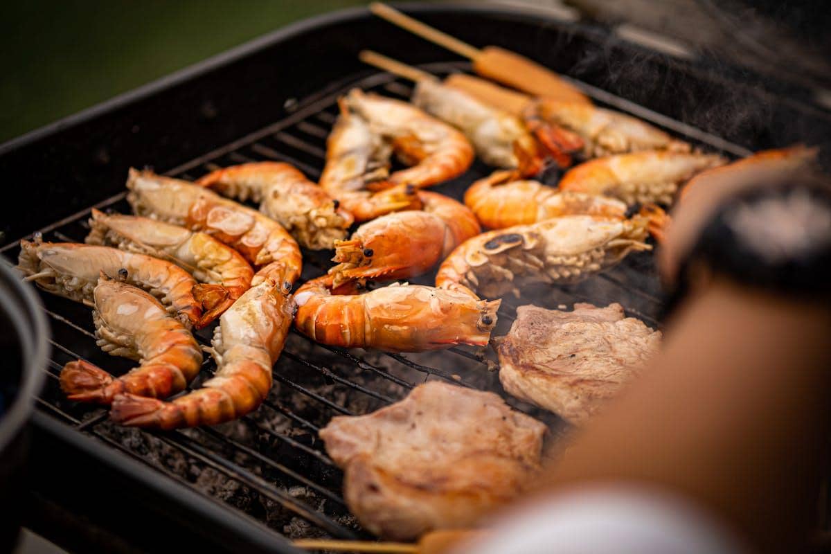 ilustrasi membakar udang