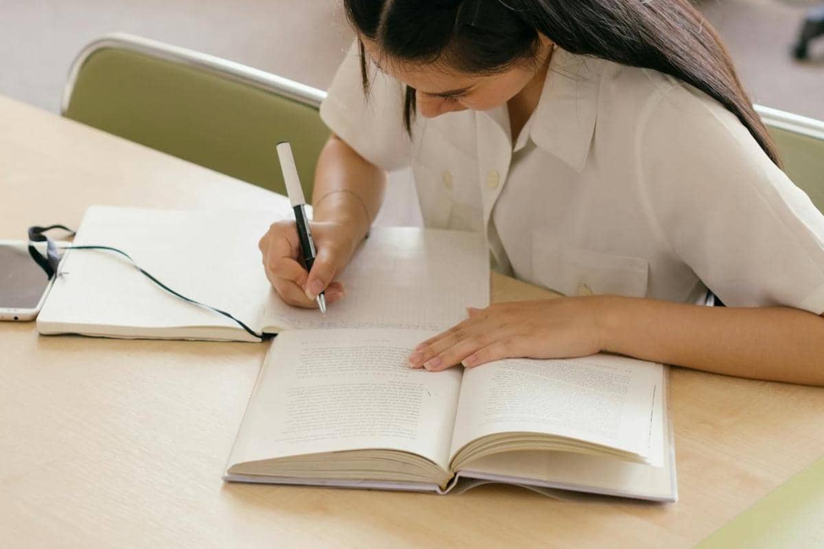 ilustrasi menulis esai