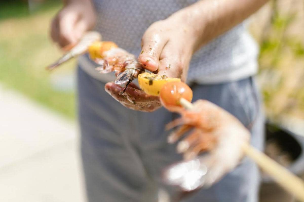 ilustrasi menusuk sate seafood 