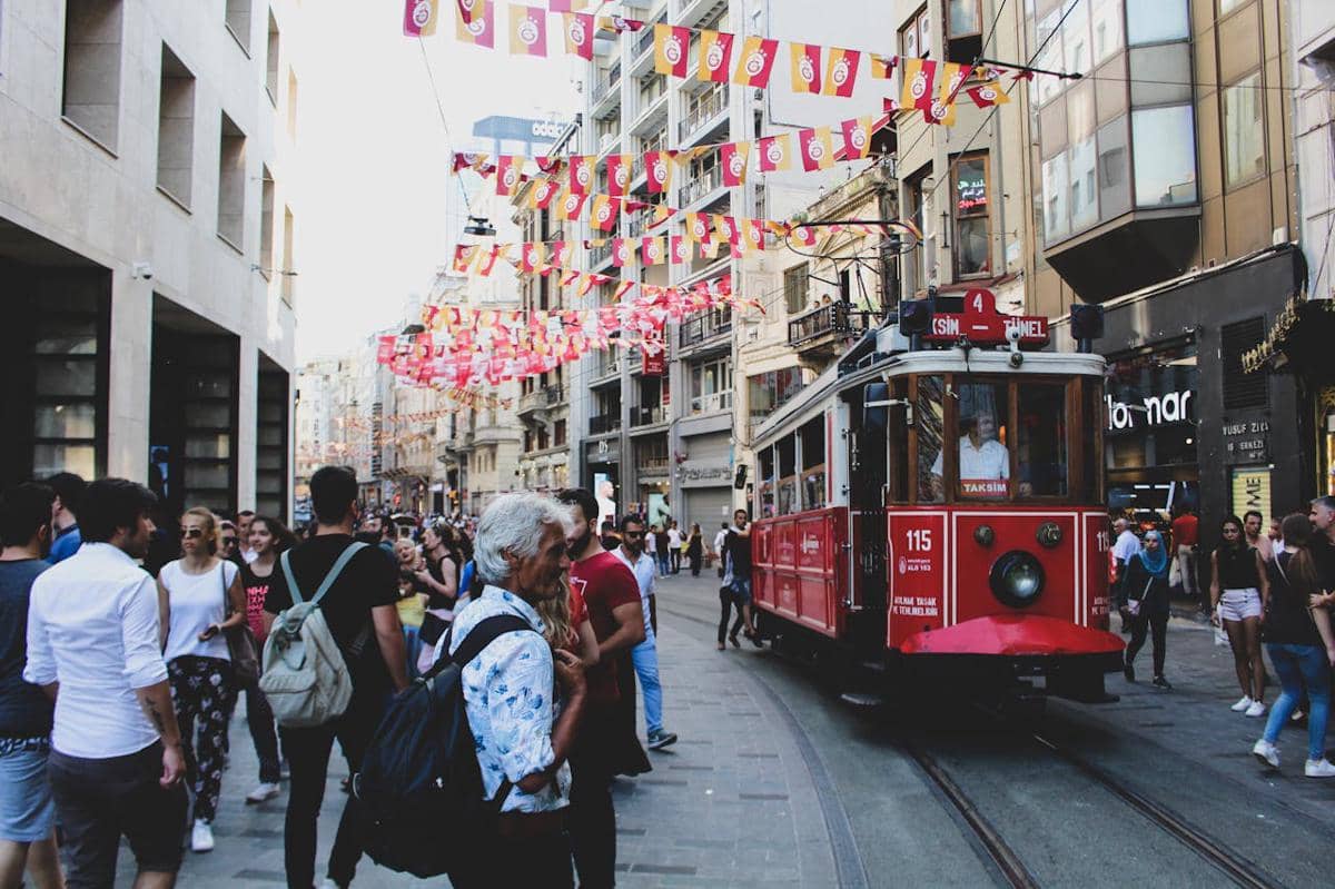 Trem merah nostalgia di Taksim Square
