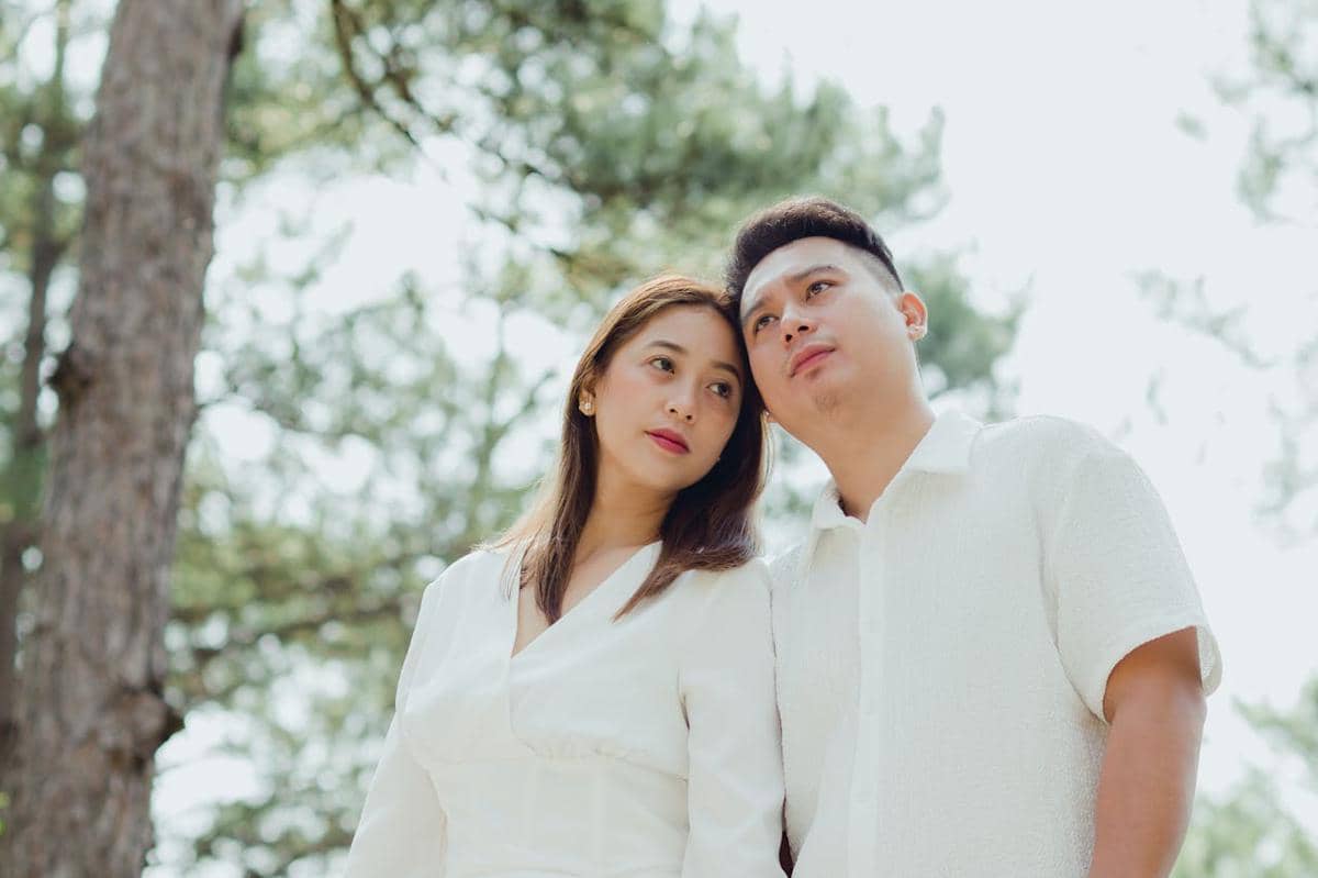 ilustrasi wanita dan pria saling bersandar