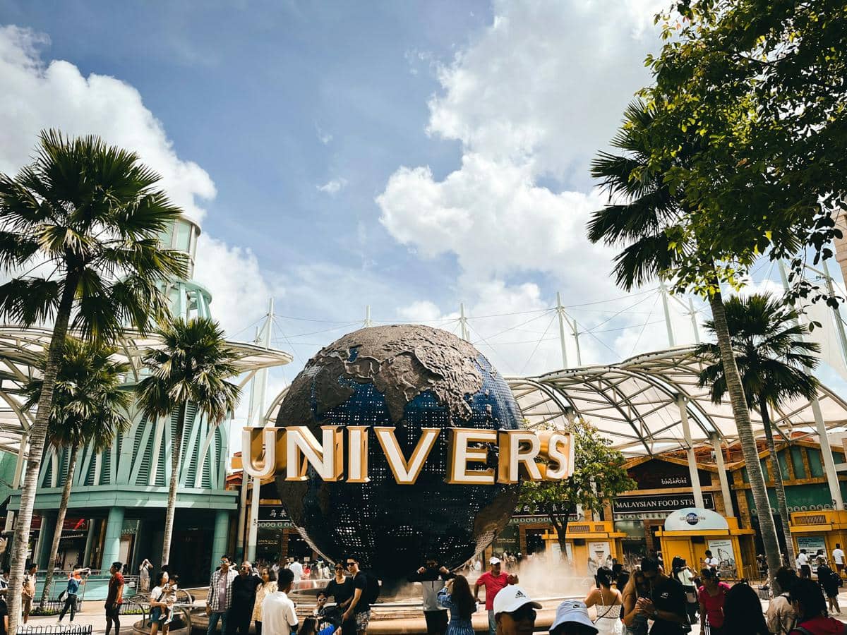 Ikon bola dunia universal di pintu masuk utama Universal Studios Singapore