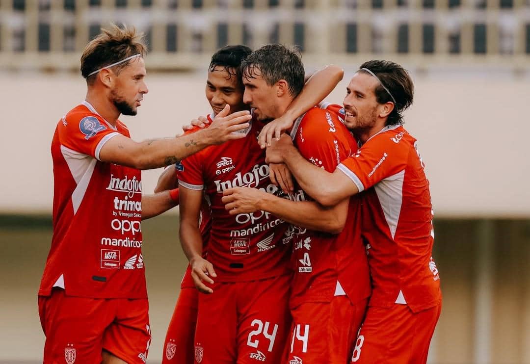 Tim Receveur (dua dari kanan) usai mencetak gol perdananya. 