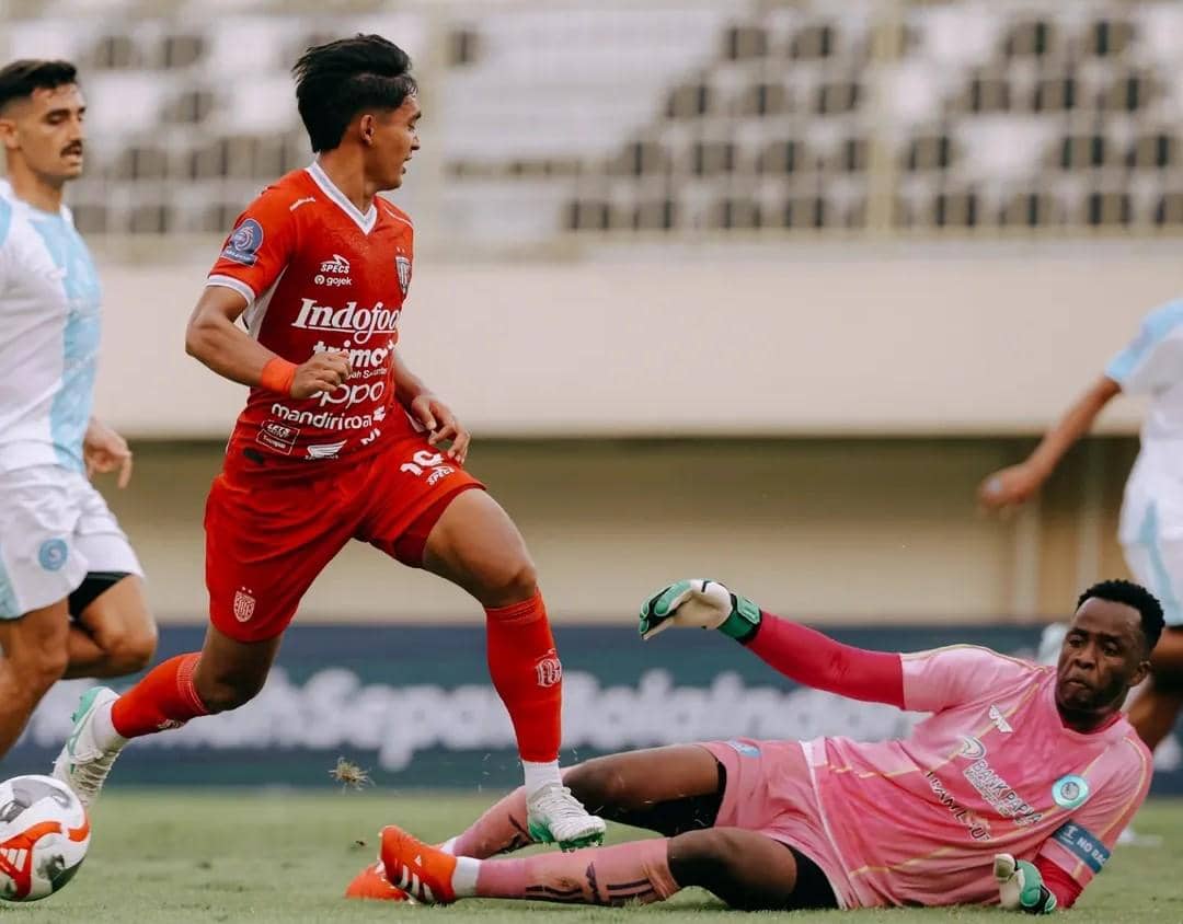 Jalannya pertandingan antara Bali United (merah) dengan PSBS Biak (putih).