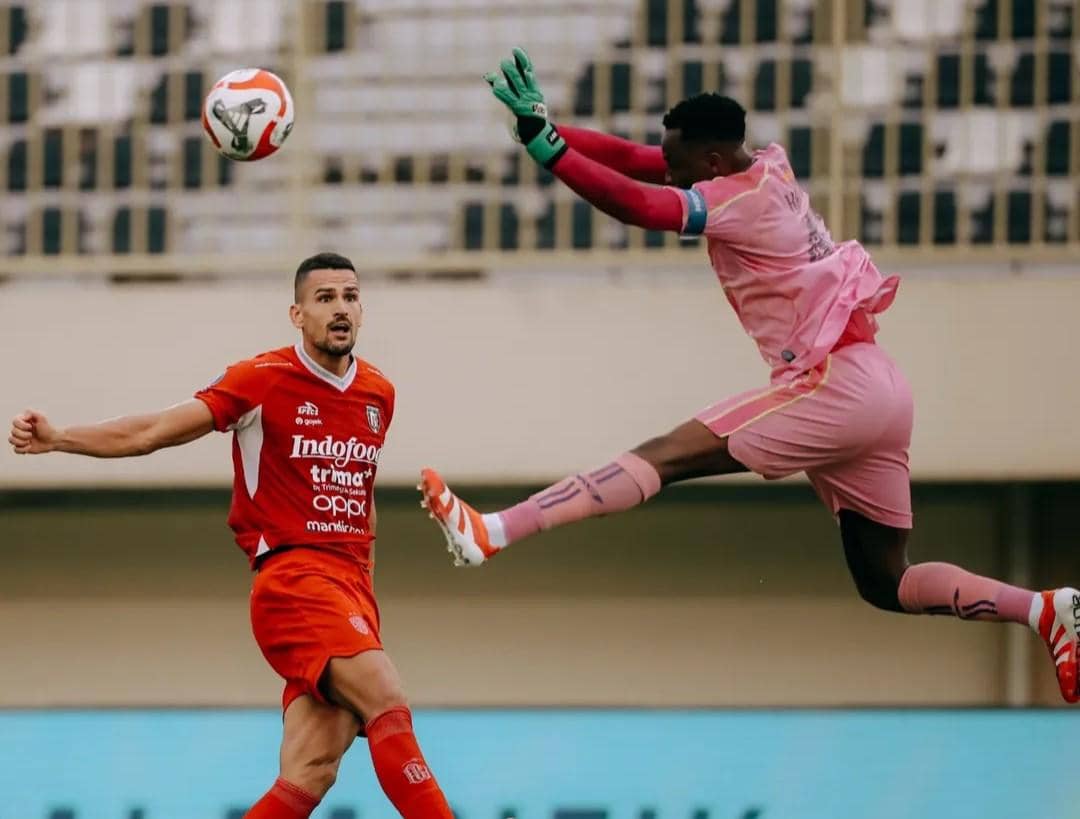 Kadu Monteiro (merah muda) saat menjaga gawangnya. 