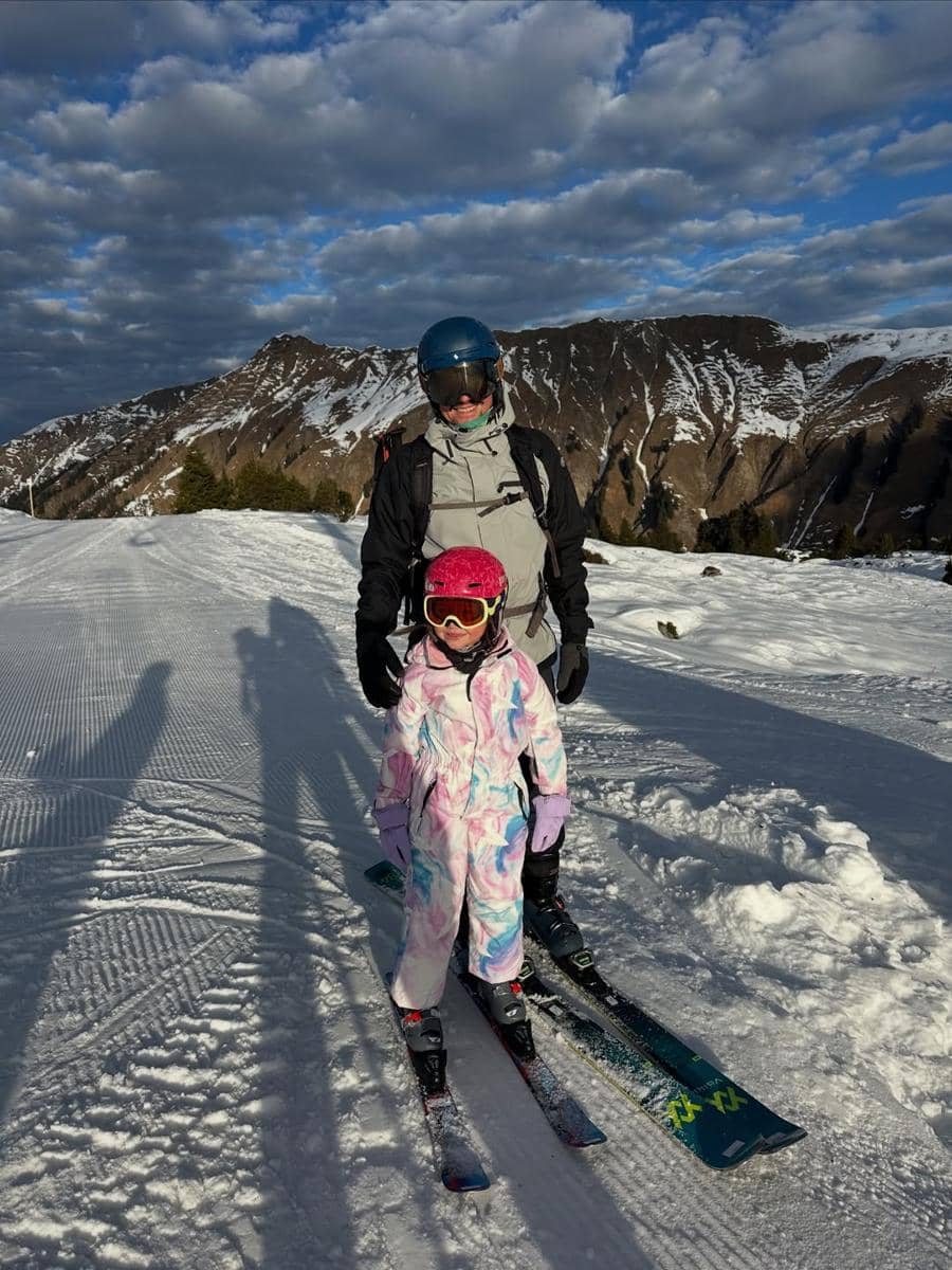 Marissa Nasution dan keluarga main salju di Austria.