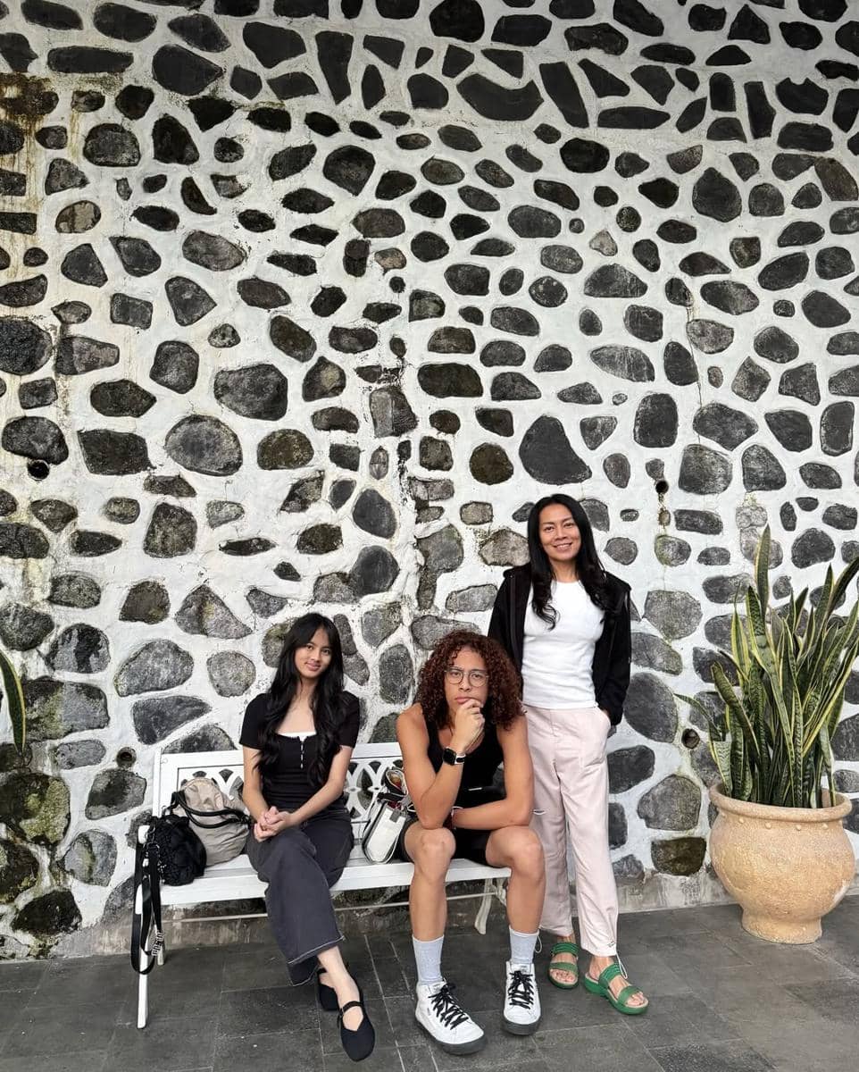 Dewi Lestari dan buah hati liburan ke Solo dan Tawangmangu.