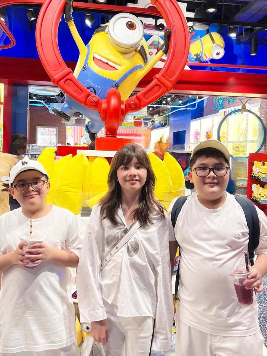 Dhena Devanka dan buah hati liburan di Singapura.