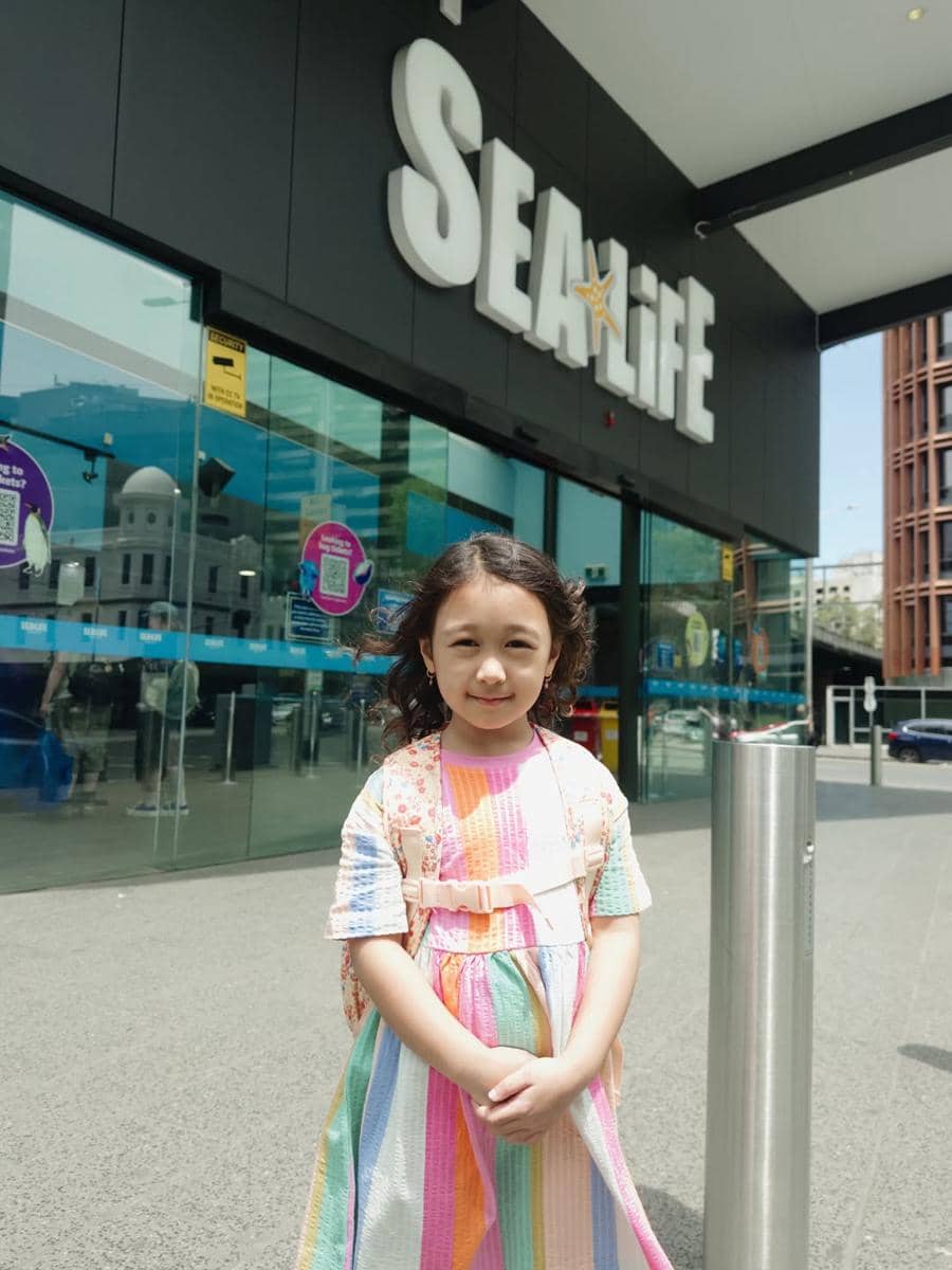 Dian Pelangi ajak anak jalan-jalan di Melbourne.