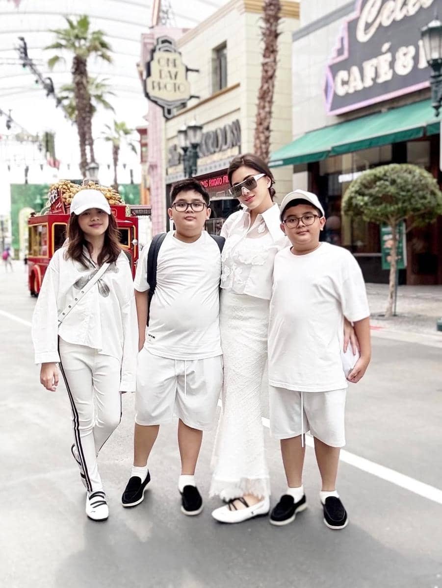 Dhena Devanka dan buah hati liburan di Singapura.