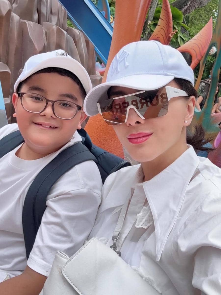 Dhena Devanka dan buah hati liburan di Singapura.